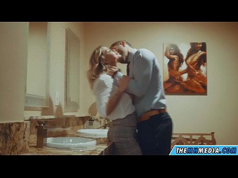 ❤️ جب ایک خوبصورت سنہرے بالوں والی آپ کو عوامی بیت الخلاء میں مائل کرتا ہے۔ ☑  ہم پر ur.pornsexer.ru